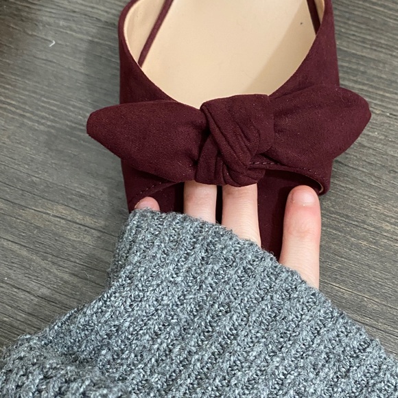 Bandolino Andora cranberry kitten heeled bow sandals faux suede - Picture 2 of 9